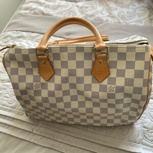 Louis Vuitton. Speedy 30. Patina still light.
